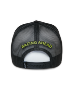 Alpinestars Exceed Trucker Hat, sort trucker-kasket, set bagfra med mesh-paneler og snapback-lukning, limegrønt 'RACING AHEAD' broderi, afslappet motorsport-inspireret hovedbeklædning