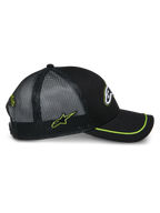 Alpinestars Exceed Trucker Hat, set fra siden, sort med limegrønne detaljer, mesh-paneler bagpå, buet skygge med limegrøn sutache-kant, broderet sidelogo, casual motorsport-hovedbeklædning