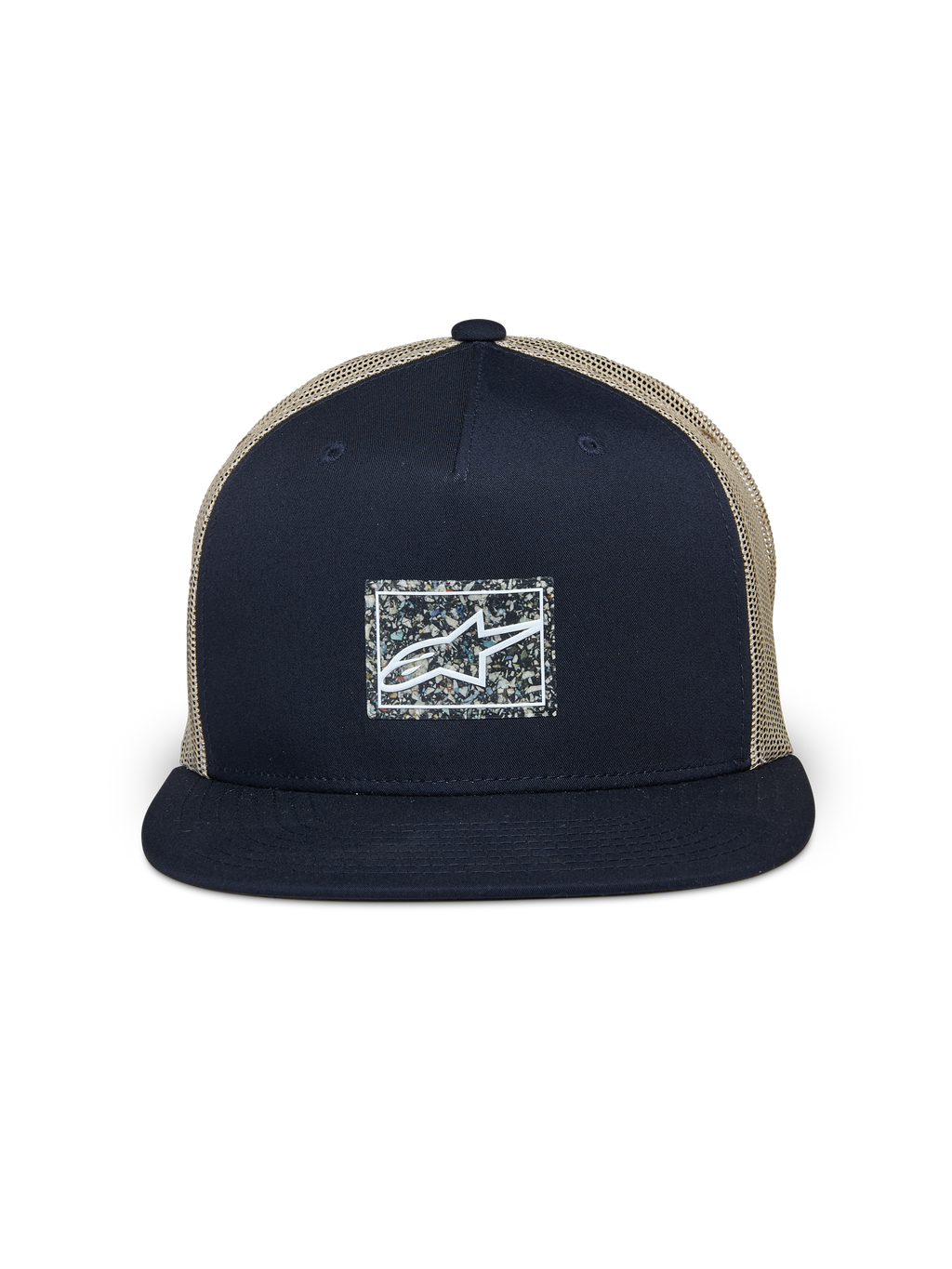 Alpinestars Mackinic Trucker Hat, mørkeblå og khaki, trucker kasket med flad skygge, struktureret mørkeblåt frontpanel med et spættet rektangulært genbrugt logo-patch, khaki mesh-bagside, afslappet motorsport-inspireret hovedbeklædning