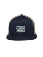 Alpinestars Mackinic Trucker Hat, mørkeblå og khaki, trucker kasket med flad skygge, struktureret mørkeblåt frontpanel med et spættet rektangulært genbrugt logo-patch, khaki mesh-bagside, afslappet motorsport-inspireret hovedbeklædning