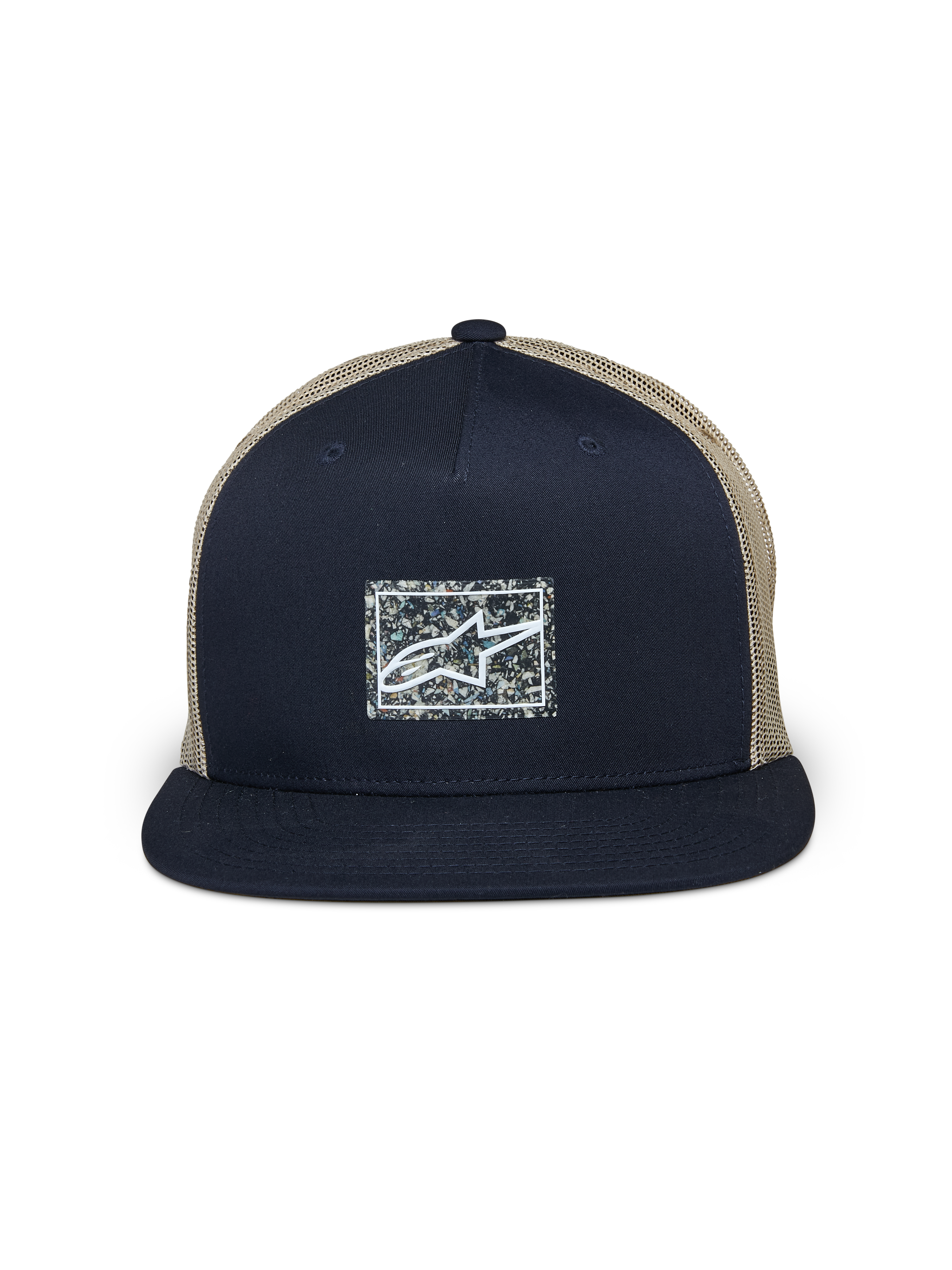 Alpinestars Mackinic Trucker Hat, mørkeblå og khaki, trucker kasket med flad skygge, struktureret mørkeblåt frontpanel med et spættet rektangulært genbrugt logo-patch, khaki mesh-bagside, afslappet motorsport-inspireret hovedbeklædning