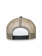 Alpinestars Mackinic Trucker Hat, trucker-kasket, marineblå og khaki, set bagfra med sandfarvede mesh-paneler og en sort justerbar snapback-lukning, afslappet lifestyle-hovedbeklædning