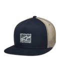 Alpinestars Mackinic Trucker Hat, snapback-kasket med flad skygge, marineblå og khaki mesh, firkantet logo-patch med spættet baggrund på fronten, afslappet lifestyle-hovedbeklædning