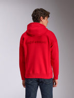 Alpinestars Emergent Oversized hættetrøje, rød, set bagfra på model, med tone-i-tone 3D-broderet Alpinestars-tekstlogo, oversized pasform med ribkant og manchetter, afslappet motorsport-inspireret streetwear
