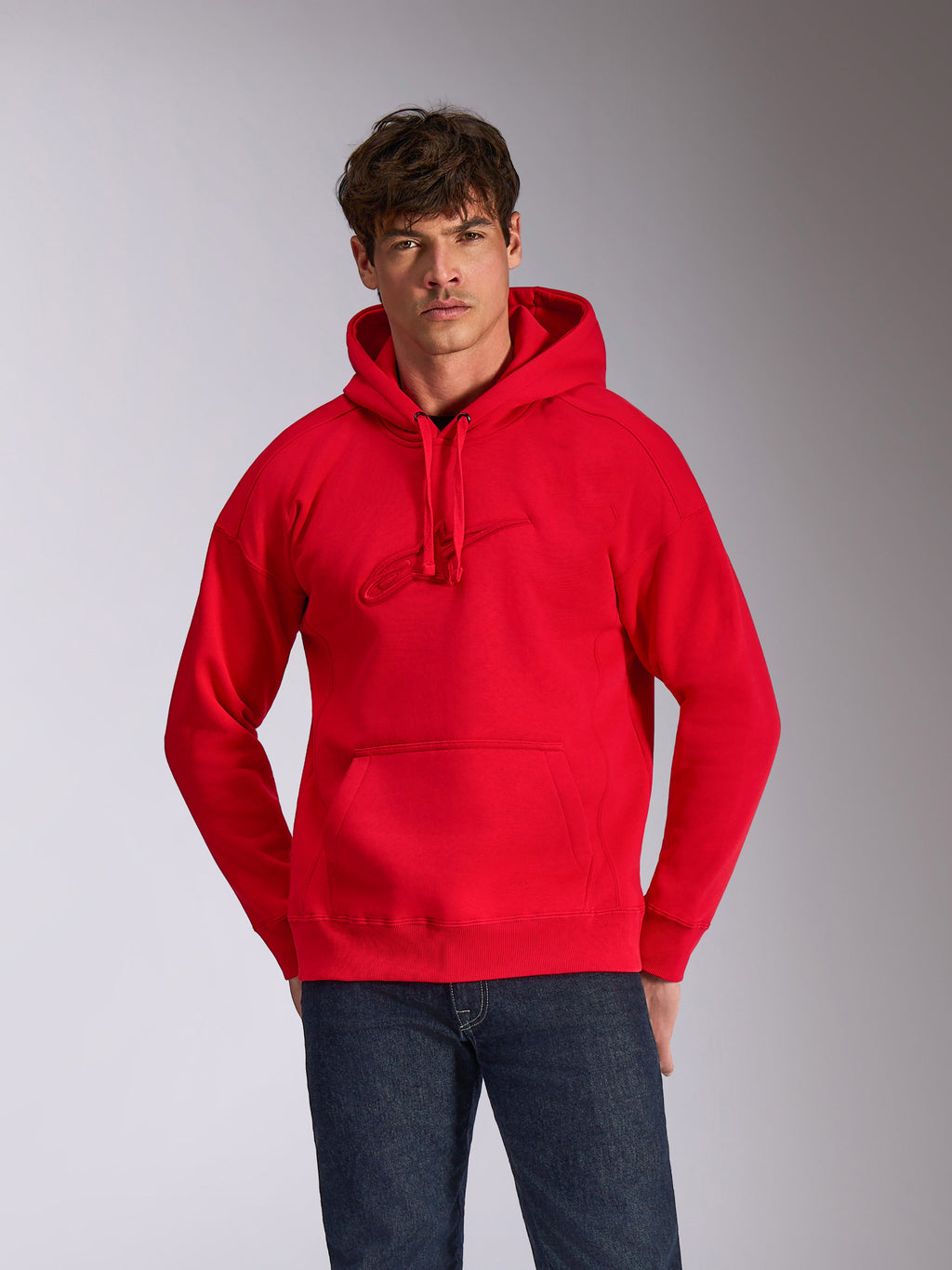 Alpinestars Emergent Oversized Hoodie, rød pullover-hættetrøje med tonalt 3D-broderet Astars-logo på brystet, kængurulomme, oversized pasform, afslappet motorsport-inspireret streetwear