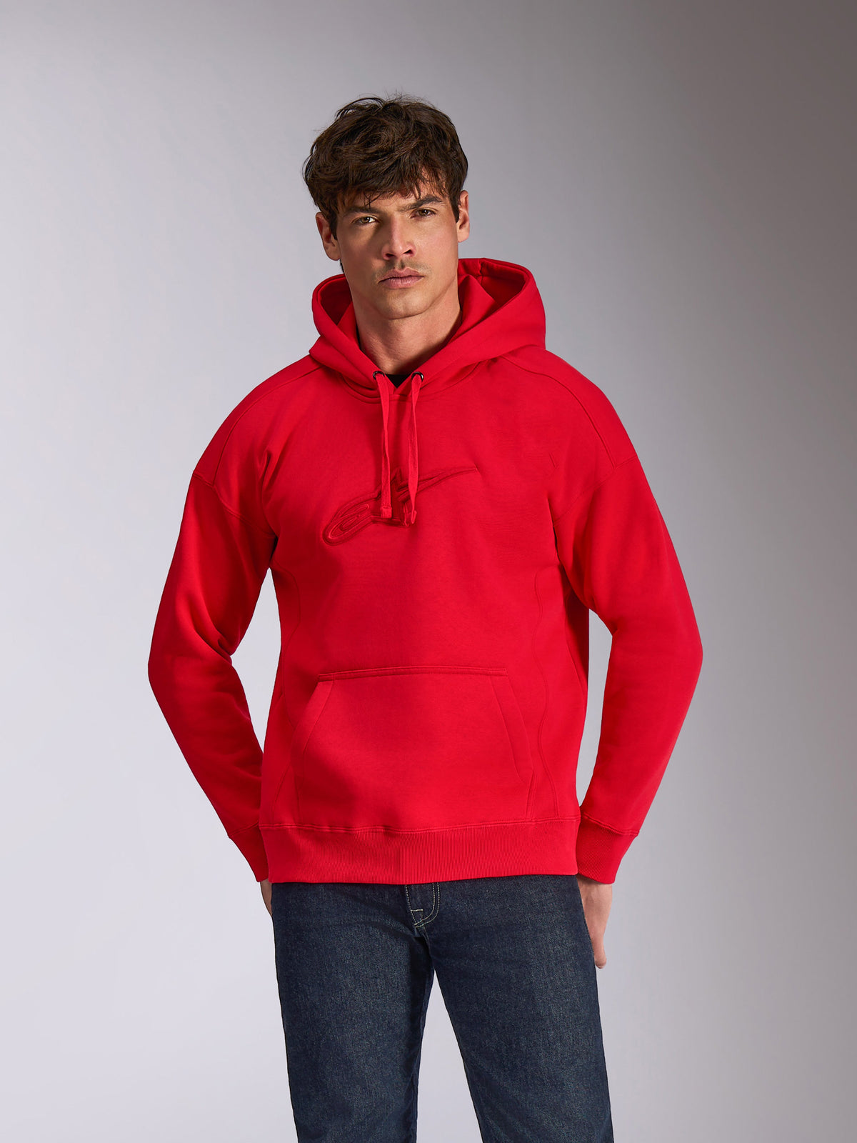 Alpinestars Emergent Oversized Hoodie, rød pullover-hættetrøje med tonalt 3D-broderet Astars-logo på brystet, kængurulomme, oversized pasform, afslappet motorsport-inspireret streetwear