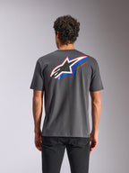 Alpinestars Angler CSF Tee, kortærmet t-shirt, koksgrå, set bagfra med et stort Astars-logo med blå og røde detaljer og 'RACING AHEAD'-tekst, afslappet motorsport streetwear