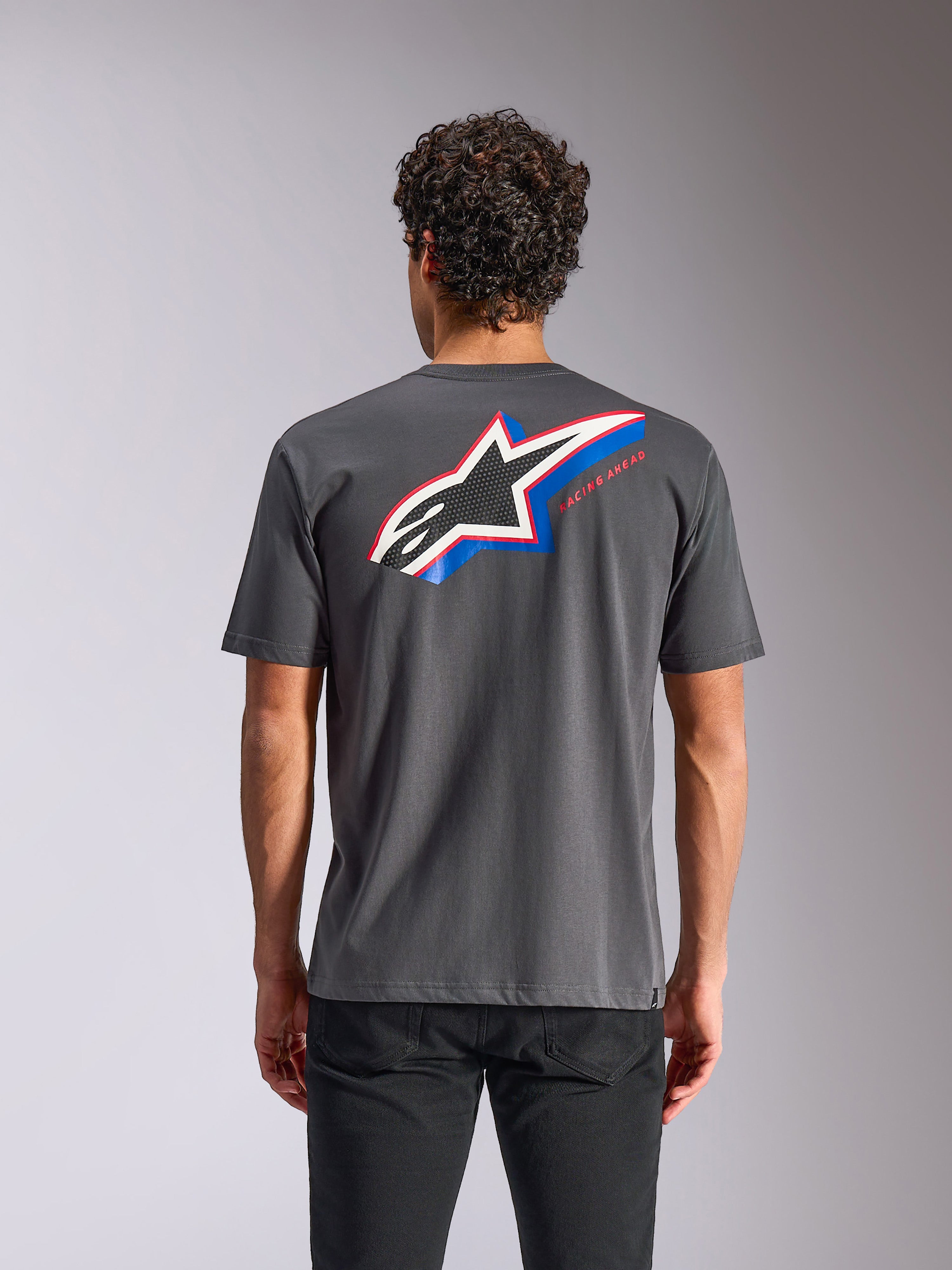 Alpinestars Angler CSF Tee, kortærmet t-shirt, koksgrå, set bagfra med et stort Astars-logo med blå og røde detaljer og 'RACING AHEAD'-tekst, afslappet motorsport streetwear