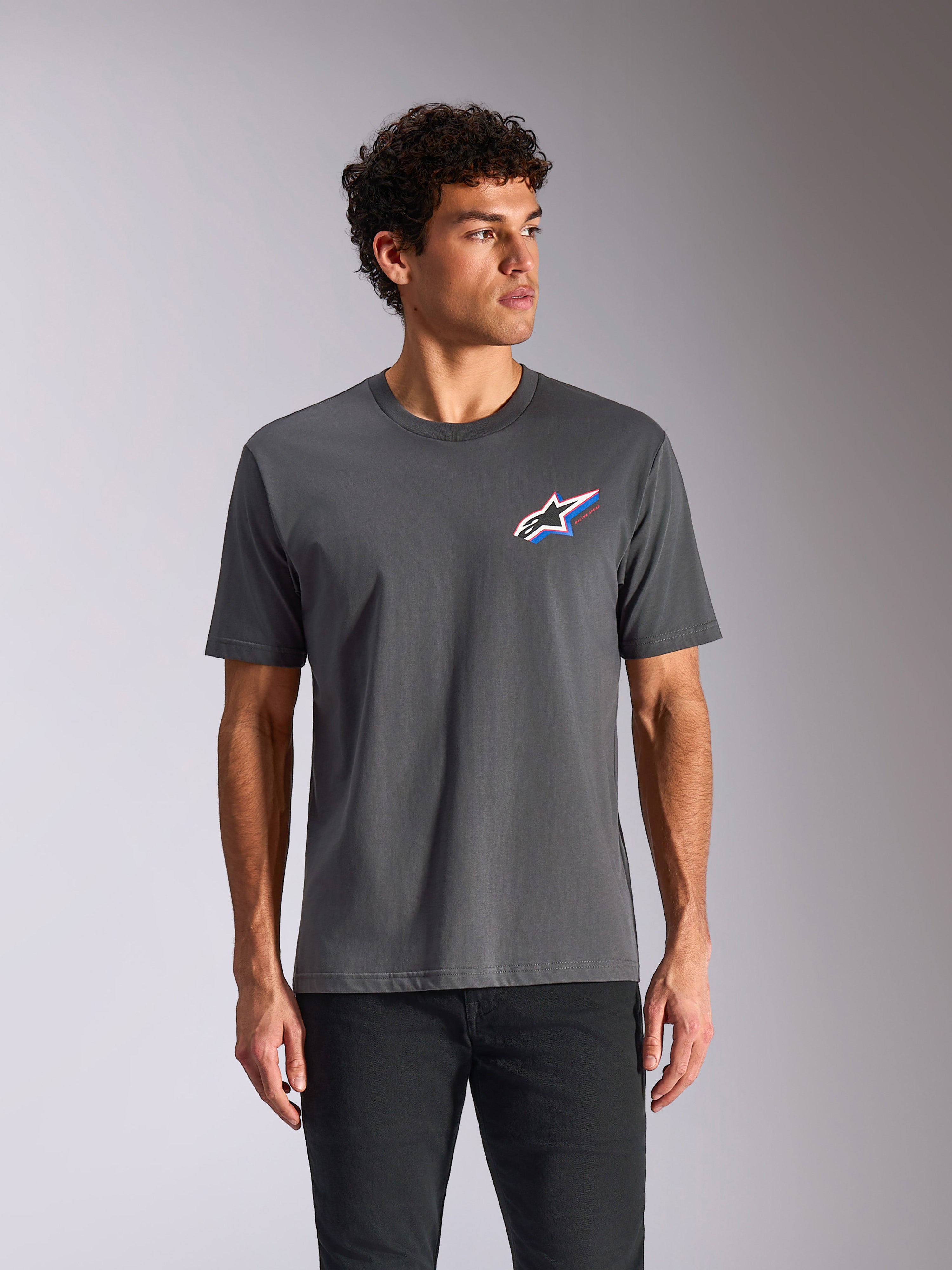Alpinestars Angler CSF Tee, kortærmet t-shirt, koksgrå, levende flerfarvet Astars-logo på brystet, afslappet motorsportstøj