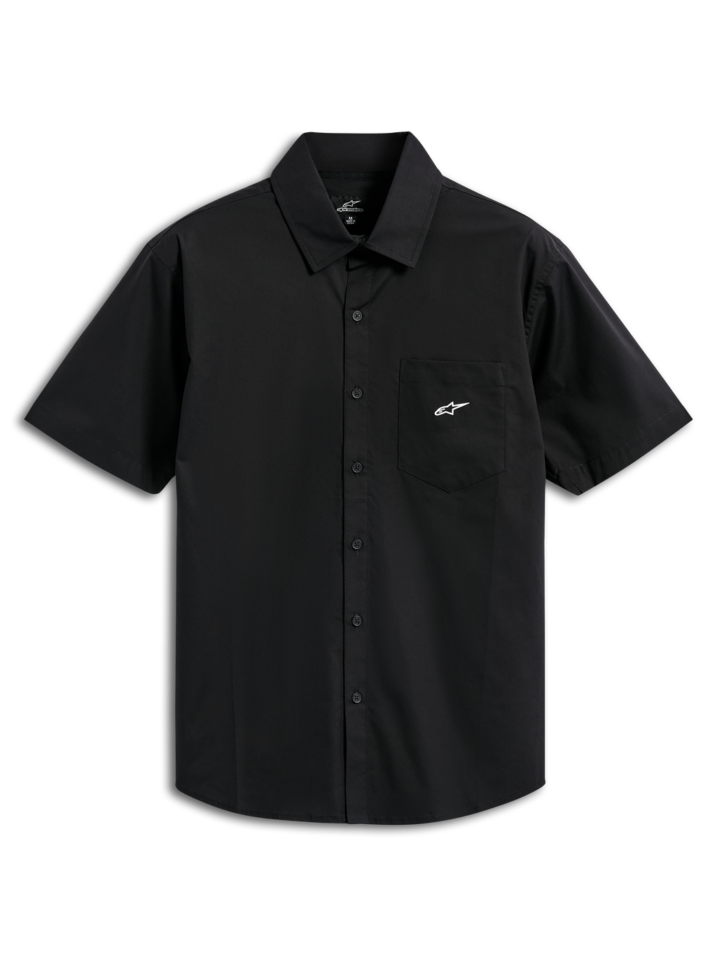 Alpinestars Strive Woven skjorte, kortærmet skjorte med knapper, sort, med hvidt Astar-logo på brystlommen, klassisk krave og knaplukning foran, afslappet motorsport-inspireret streetwear
