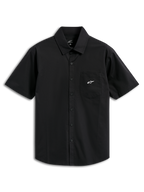 Alpinestars Strive Woven skjorte, kortærmet skjorte med knapper, sort, med hvidt Astar-logo på brystlommen, klassisk krave og knaplukning foran, afslappet motorsport-inspireret streetwear