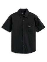 Alpinestars Strive Woven skjorte, kortærmet skjorte med knapper, sort, med hvidt Astar-logo på brystlommen, klassisk krave og knaplukning foran, afslappet motorsport-inspireret streetwear