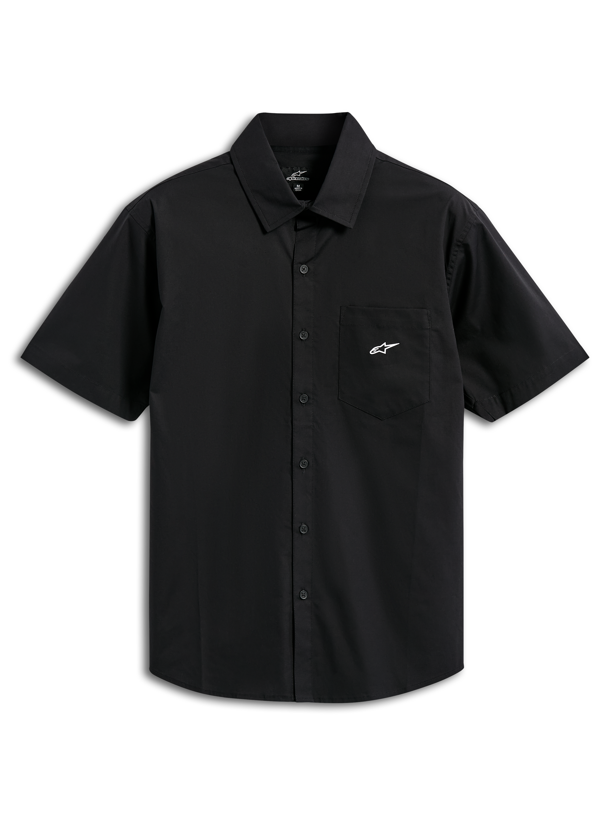 Alpinestars Strive Woven skjorte, kortærmet skjorte med knapper, sort, med hvidt Astar-logo på brystlommen, klassisk krave og knaplukning foran, afslappet motorsport-inspireret streetwear