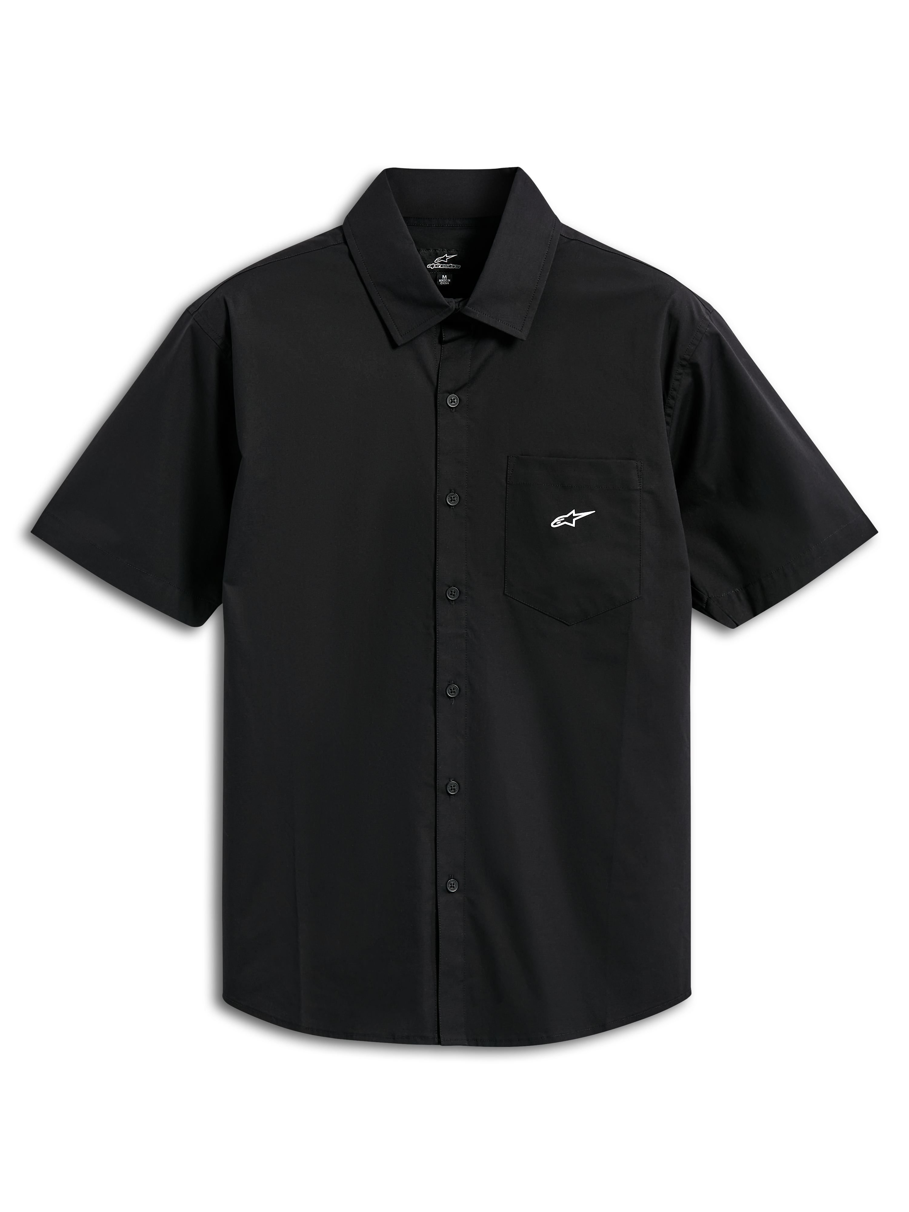 Alpinestars Strive Woven skjorte, kortærmet skjorte med knapper, sort, med hvidt Astar-logo på brystlommen, klassisk krave og knaplukning foran, afslappet motorsport-inspireret streetwear