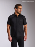 Alpinestars Strive Woven Skjorte, sort kortærmet casual skjorte båret af mandlig model med brystlomme og hvidt Alpinestars-logo