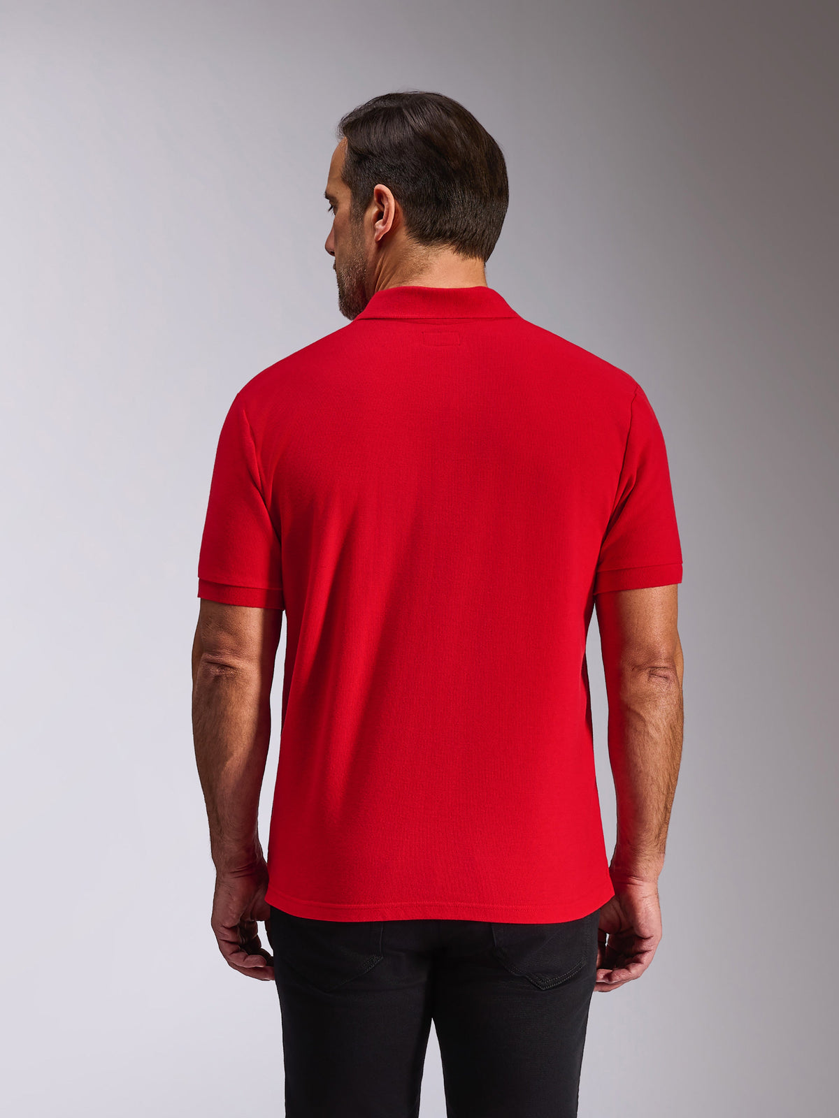 Alpinestars Endeavor Classic Polo, kortærmet poloshirt, rød, set bagfra på model, med ribkrave og ribkanter på ærmerne, afslappet motorsportsinspireret streetwear