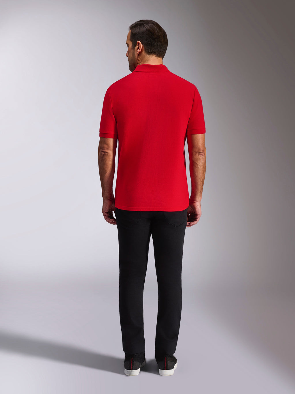 Alpinestars Endeavor Classic Polo, rød piqué-poloshirt, set bagfra, båret med sorte bukser, afslappet motorsport-streetwear med ribkrave og ribkanter på ærmerne