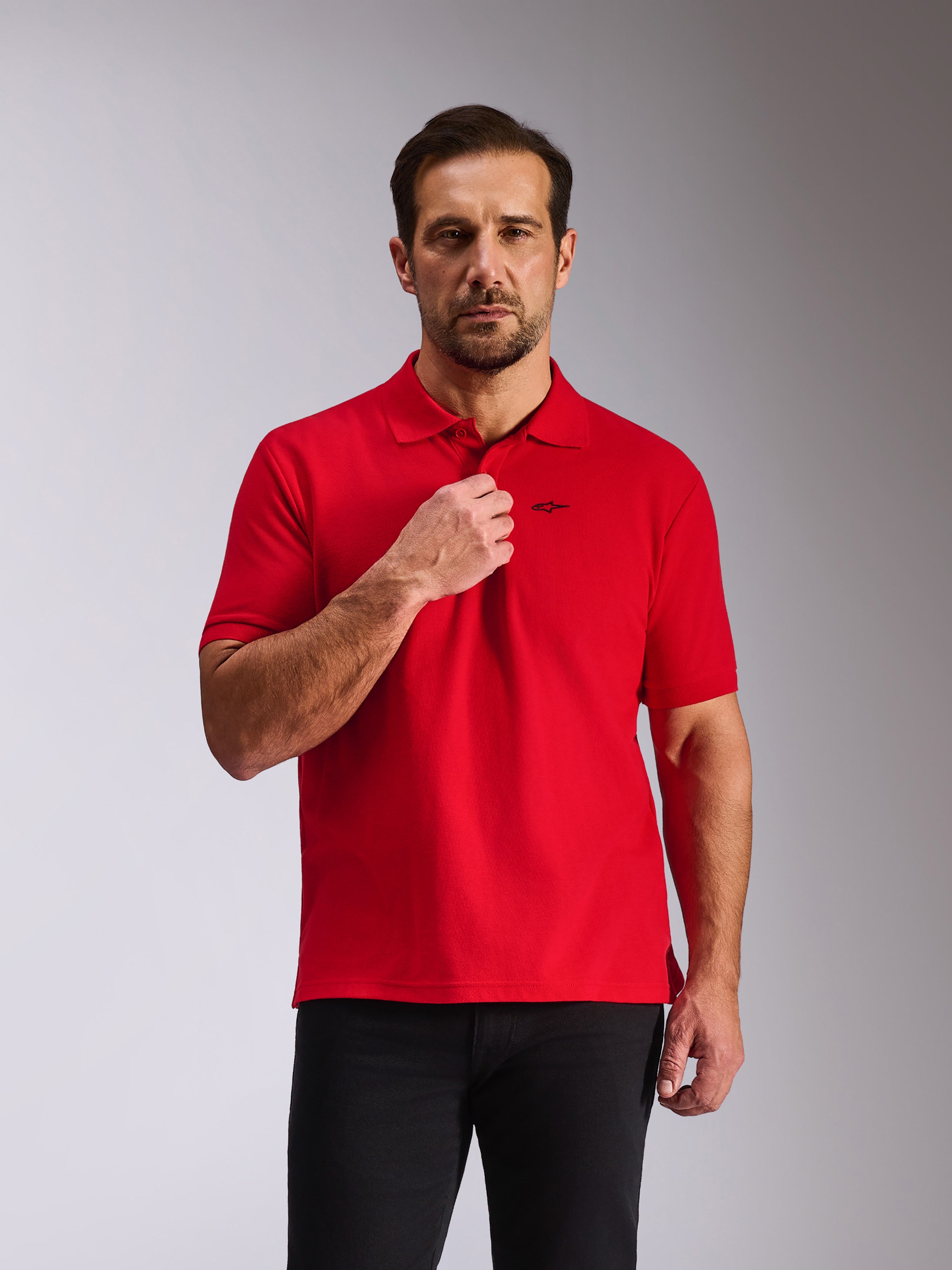 Alpinestars Endeavor Classic Polo, kortærmet piqué-polo, rød, med et lille sort Astars-logo på brystet, stolpelukning med 3 knapper og ribkrave, afslappet motorsport-inspireret sportstøj