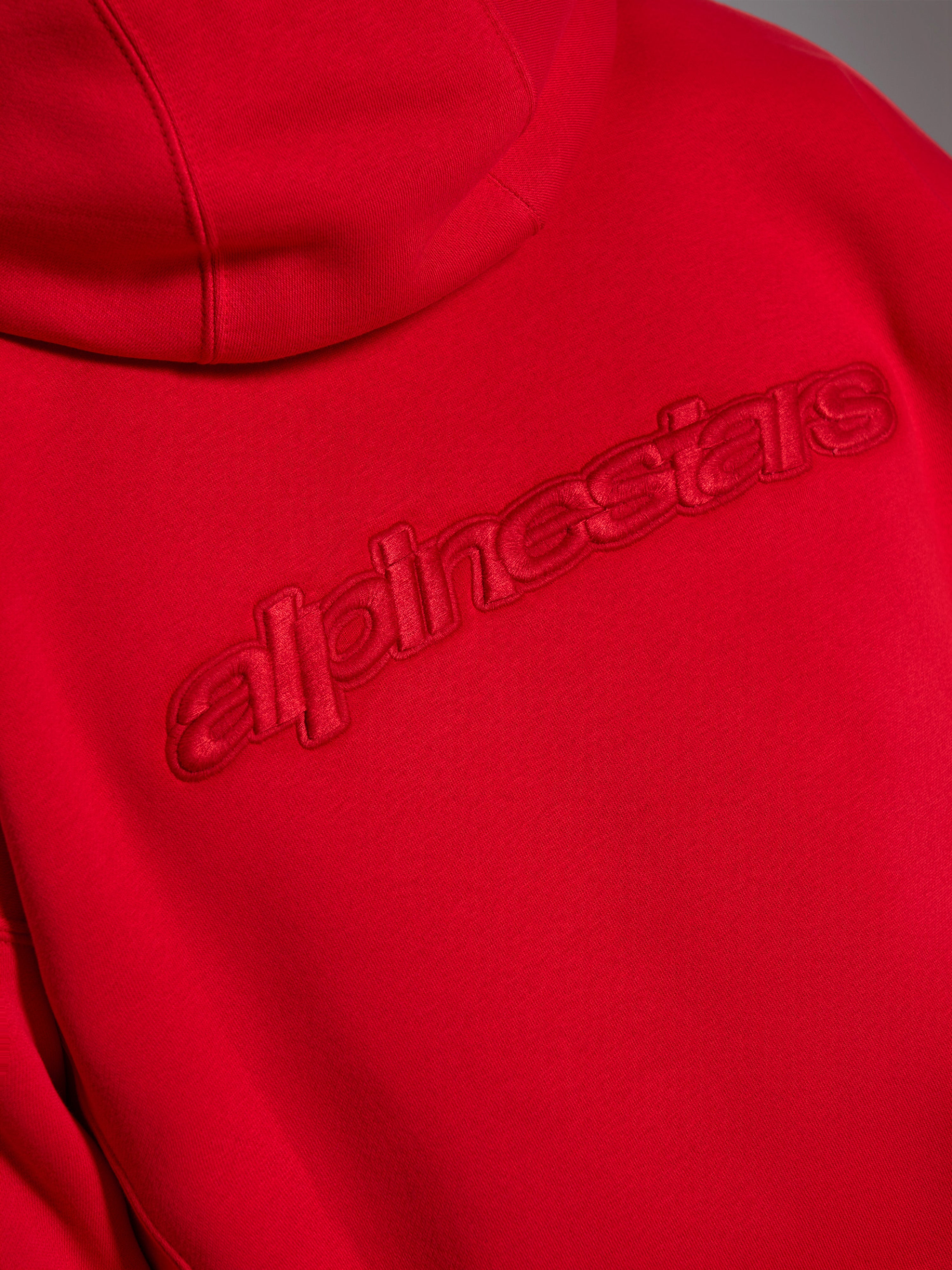 Alpinestars Emergent Oversized Hoodie, rød, nærbillede af ryggen med tonalt 3D-broderet Alpinestars-ordlogo, ophøjet monokrom branding på fleecestof