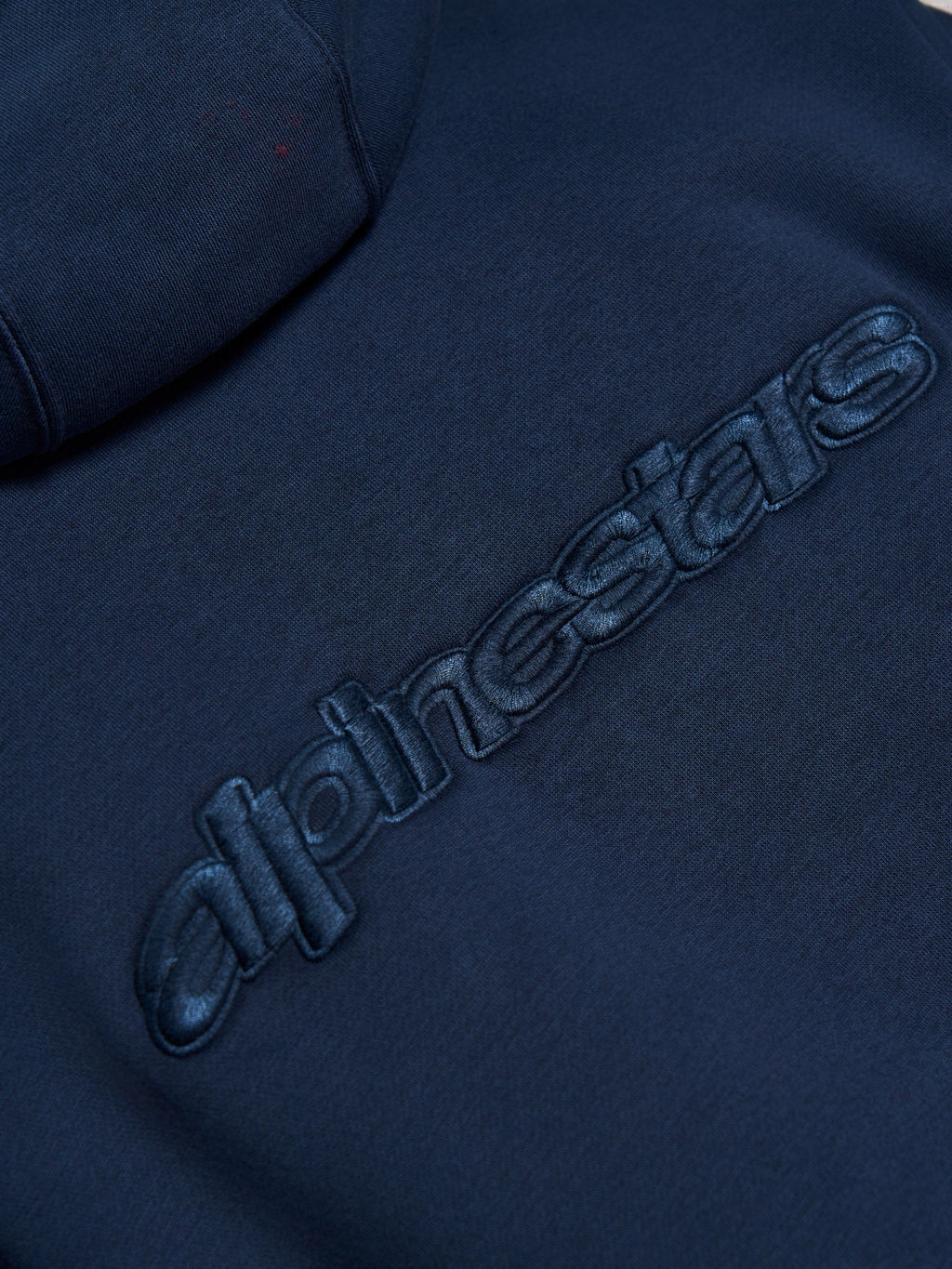 Alpinestars Emergent Oversized Hoodie, marineblå, nærbillede af tone-i-tone 3D-broderet Alpinestars-ordlogo på ryggen, premium fleece-tekstur