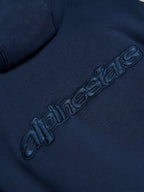 Alpinestars Emergent Oversized Hoodie, marineblå, nærbillede af tone-i-tone 3D-broderet Alpinestars-ordlogo på ryggen, premium fleece-tekstur