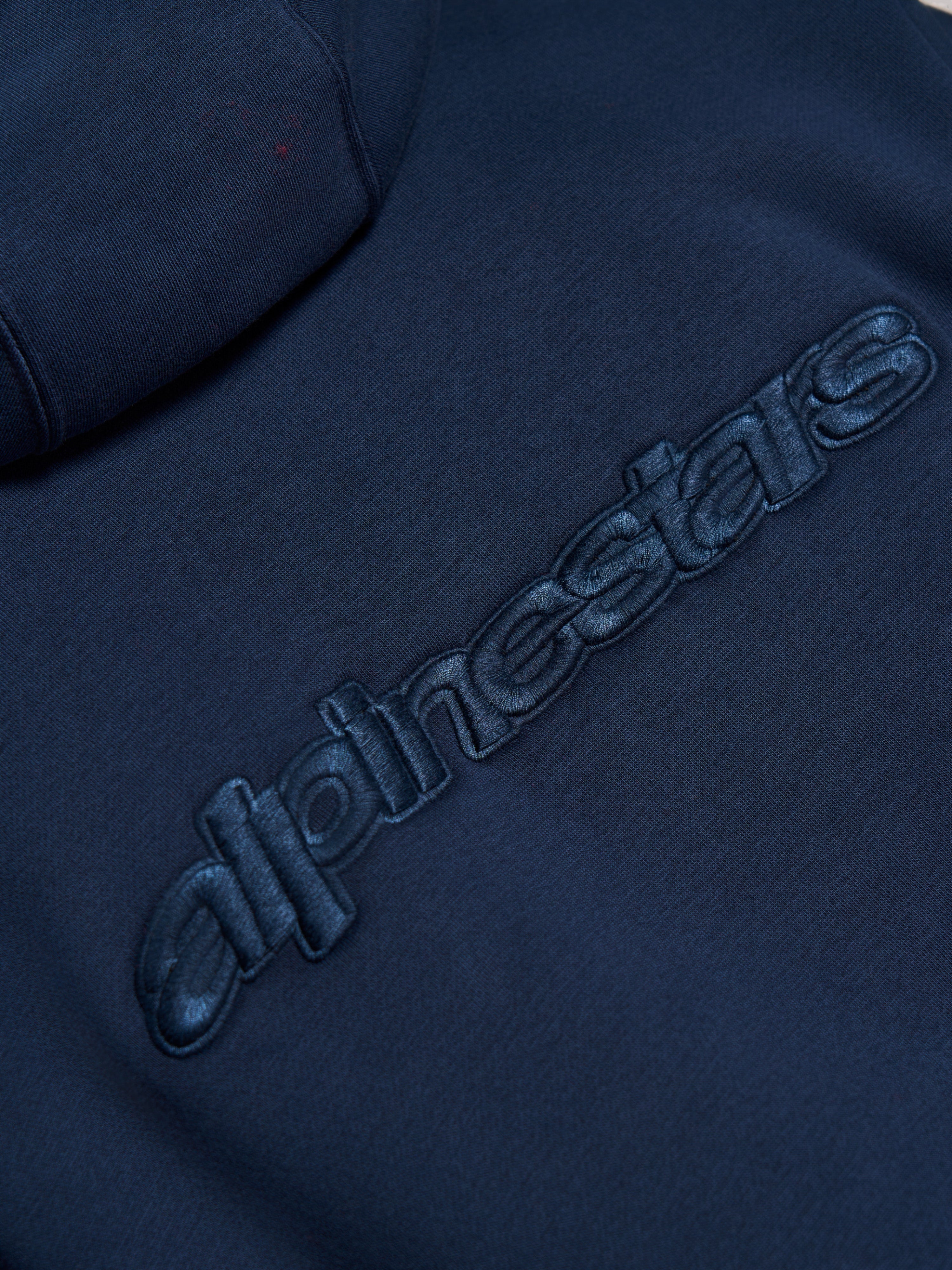Alpinestars Emergent Oversized Hoodie, marineblå, nærbillede af tone-i-tone 3D-broderet Alpinestars-ordlogo på ryggen, premium fleece-tekstur
