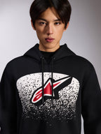 Alpinestars Obsessed hættetrøje, sort pullover i fleece, med et rødt og hvidt Astars-logo inde i en hvid prikket MX-graduering på brystet, båret af en model, afslappet motorsport-streetwear med justerbar hætte med snoretræk