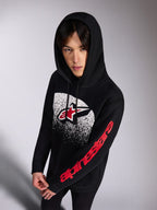 Alpinestars Obsessed hættetrøje, sort pullover-hættetrøje i fleece, rødt og hvidt Astars-logo på fronten med hvid MX-graduering i slidt look, rødt Alpinestars Word-logo på ærmet, hætte med snoretræk, afslappet motorsport-inspireret streetwear