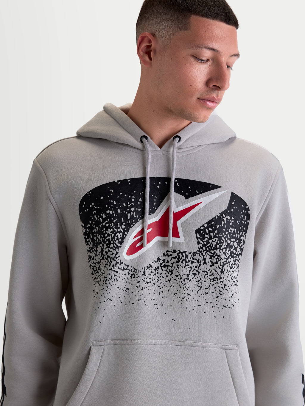 Alpinestars Obsessed hættetrøje, sportswear fleece-pullover til herrer og damer, grå med rødt og sort Astars-logo og MX-inspireret grafik på brystet, fremstillet i bomuld og genanvendt polyester