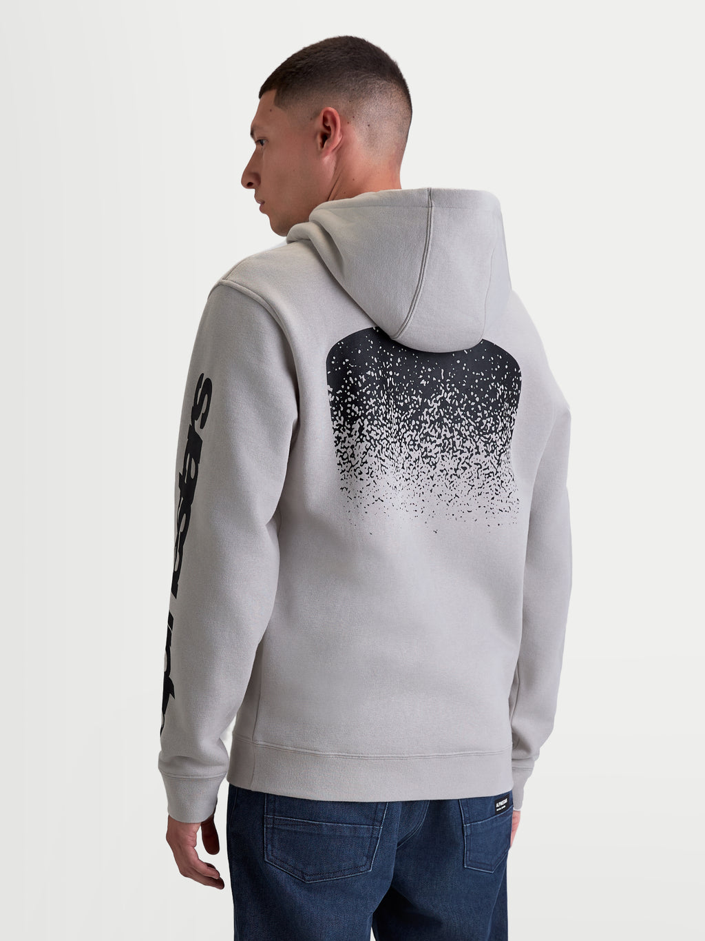 Alpinestars Obsessed Hættetrøje, grå herrehættetrøje i fleece med stor sort MX-inspireret gradientgrafik på ryggen og branding på ærmet, set bagfra på model, afslappet motorsport sportswear.