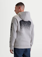 Alpinestars Obsessed Hættetrøje, grå herrehættetrøje i fleece med stor sort MX-inspireret gradientgrafik på ryggen og branding på ærmet, set bagfra på model, afslappet motorsport sportswear.