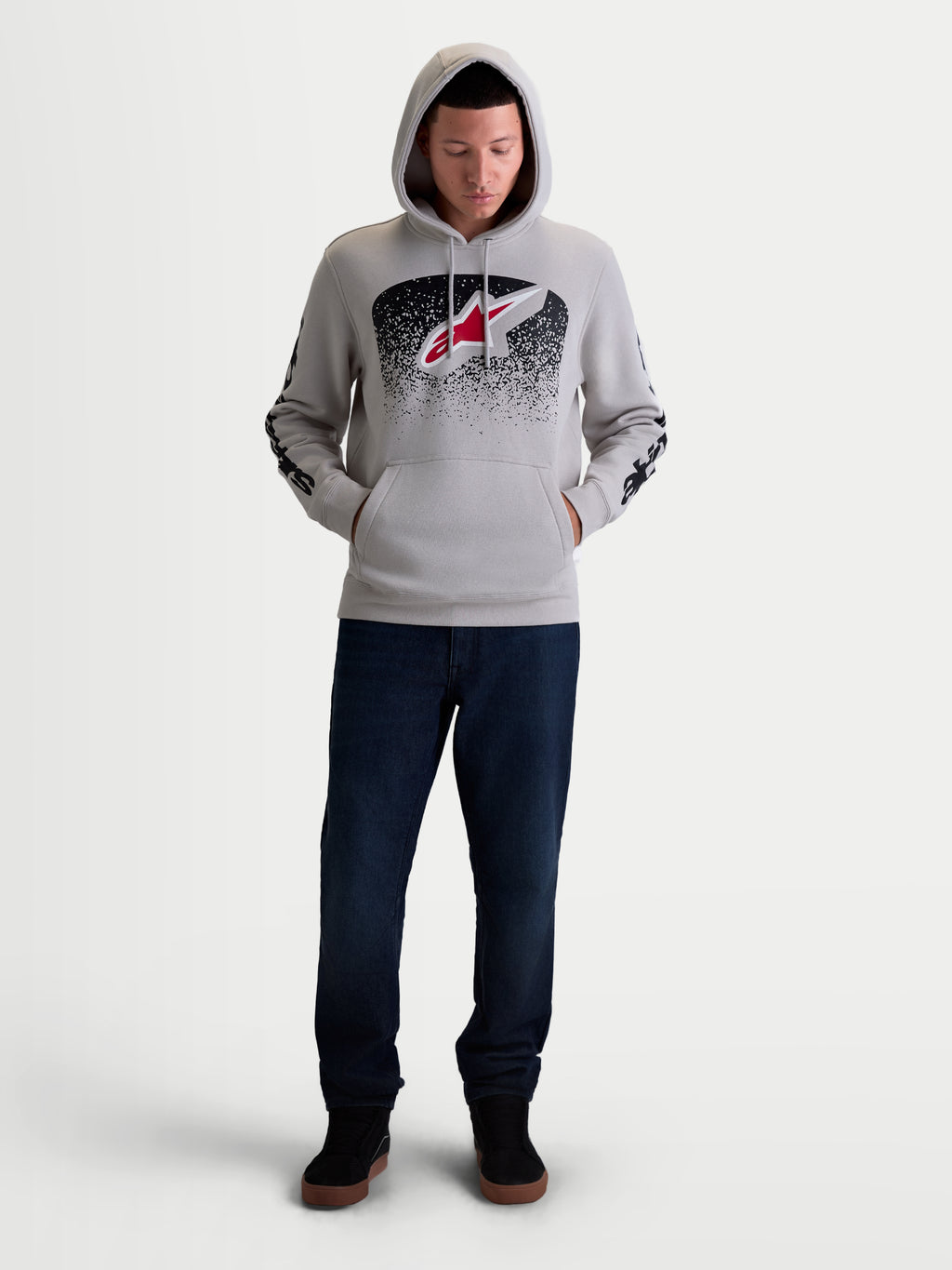 Alpinestars Obsessed hættetrøje, herre-hættetrøje i cementgrå med rød og sort MX-inspireret gradientgrafik, Astars-logo på brystet og branding på ærmerne, blød fleece af bomuld og genanvendt polyester til afslappet motorsportslivsstil.