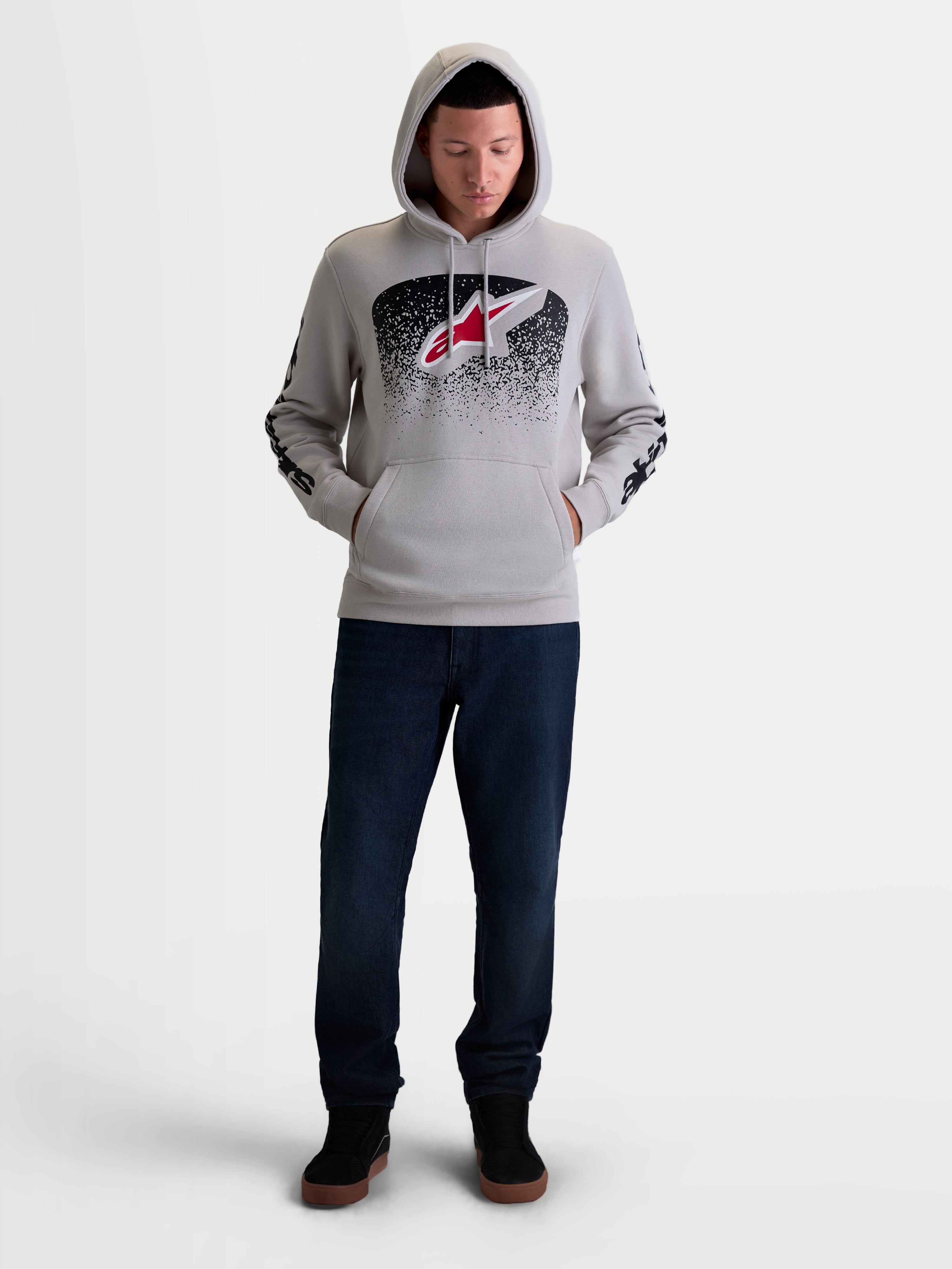 Alpinestars Obsessed hættetrøje, herre-hættetrøje i cementgrå med rød og sort MX-inspireret gradientgrafik, Astars-logo på brystet og branding på ærmerne, blød fleece af bomuld og genanvendt polyester til afslappet motorsportslivsstil.