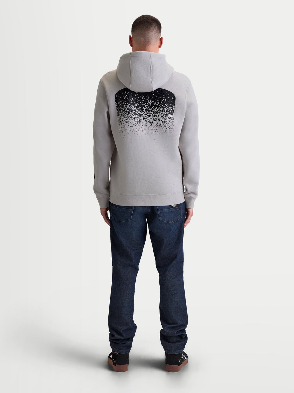 Alpinestars Obsessed hættetrøje, herre-sportstøj i fleece, cementgrå og sort, set bagfra med stor MX-inspireret gradientgrafik, afslappet motorsport-livsstilstøj med hætte og ribkanter.