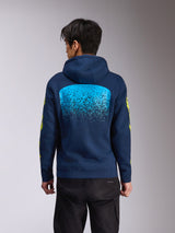 Alpinestars Obsessed Hoodie, marineblå hættetrøje i fleece, set bagfra med en stor lyseblå MX-gradueringsgrafik, gule Alpinestars-ordmærker på ærmerne, afslappet motorsport-inspireret streetwear