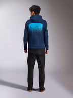 Alpinestars Obsessed hættetrøje i mørkeblå, set bagfra med stor cyanblå MX-gradueringsgrafik og gule logoer på ærmerne, afslappet motorsport-inspireret pullover-fleece.