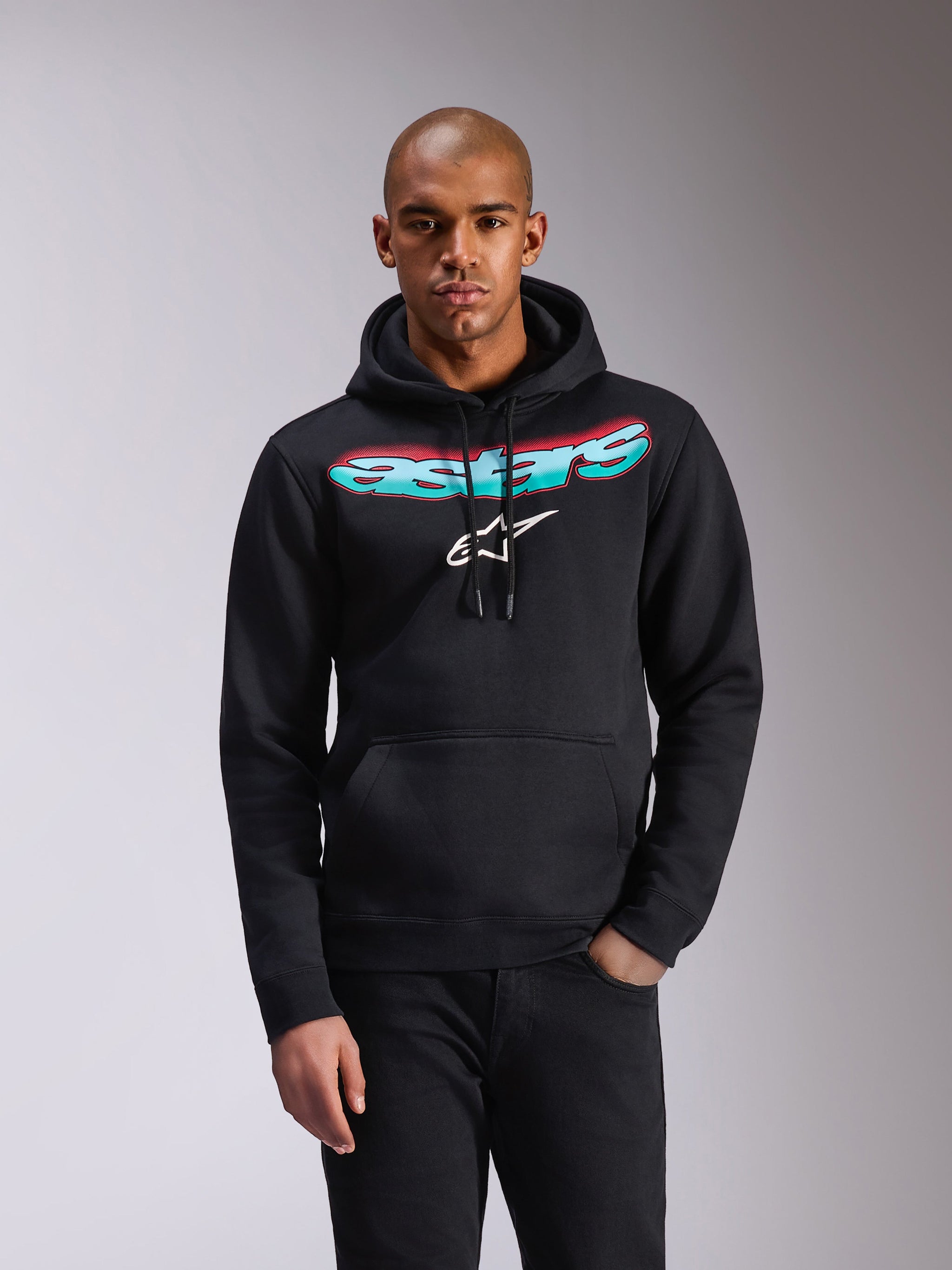 Alpinestars Ellipsoid hættetrøje, sort pullover-fleece, blågrøn og lyserød farveovergang på Astars-tekst og hvidt stjerne-logo på brystet, hætte med snøre, kængurulomme, afslappet sportstøj