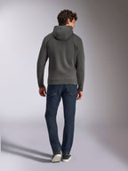 Alpinestars Ellipsoid hættetrøje, gunmetal grå pullover-hættetrøje, set bagfra, båret af model med mørke denimjeans og sorte sneakers, afslappet motorsport-inspireret streetwear