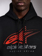 Alpinestars Pulse hættetrøje, sort pullover-hættetrøje, nærbillede af brystet med rødt Astars-logo med speed line-fade og sølvfarvet branding, sorte snore med dyppede ender, afslappet motorsport streetwear