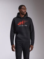 Alpinestars Pulse hættetrøje, afslappet pullover, sort med rødt og gråt Astars-logo med speed line fade og 'Racing Ahead'-tekst, hætte med snoretræk og kængurulomme, motorsport-inspireret streetwear båret af en model