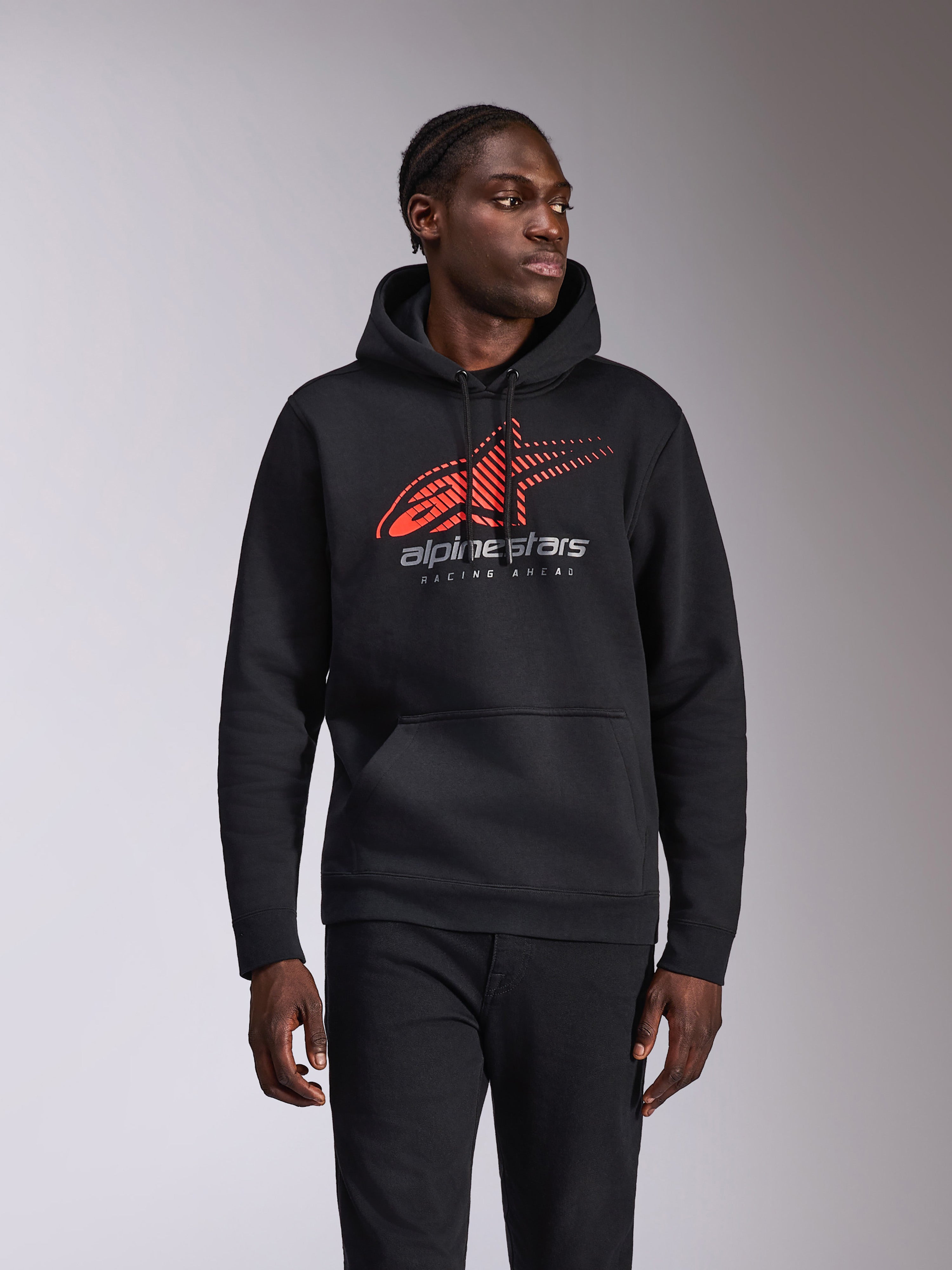 Alpinestars Pulse hættetrøje, afslappet pullover, sort med rødt og gråt Astars-logo med speed line fade og 'Racing Ahead'-tekst, hætte med snoretræk og kængurulomme, motorsport-inspireret streetwear båret af en model
