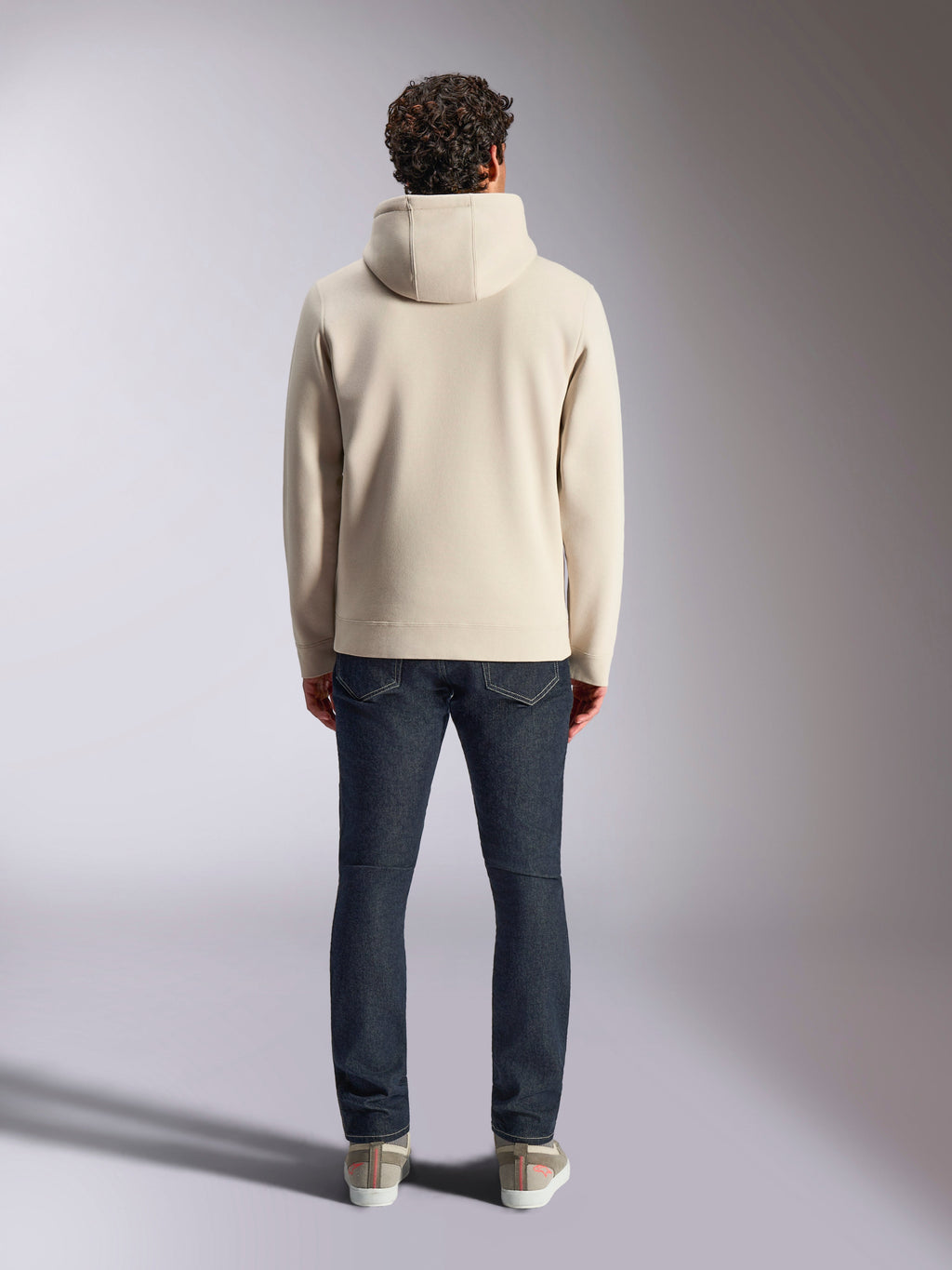 Alpinestars Pulse hættetrøje, afslappet streetwear, Off White, set bagfra på model iført mørke denimjeans og sneakers, pullover-hættetrøje i fleece med ribkanter og -søm