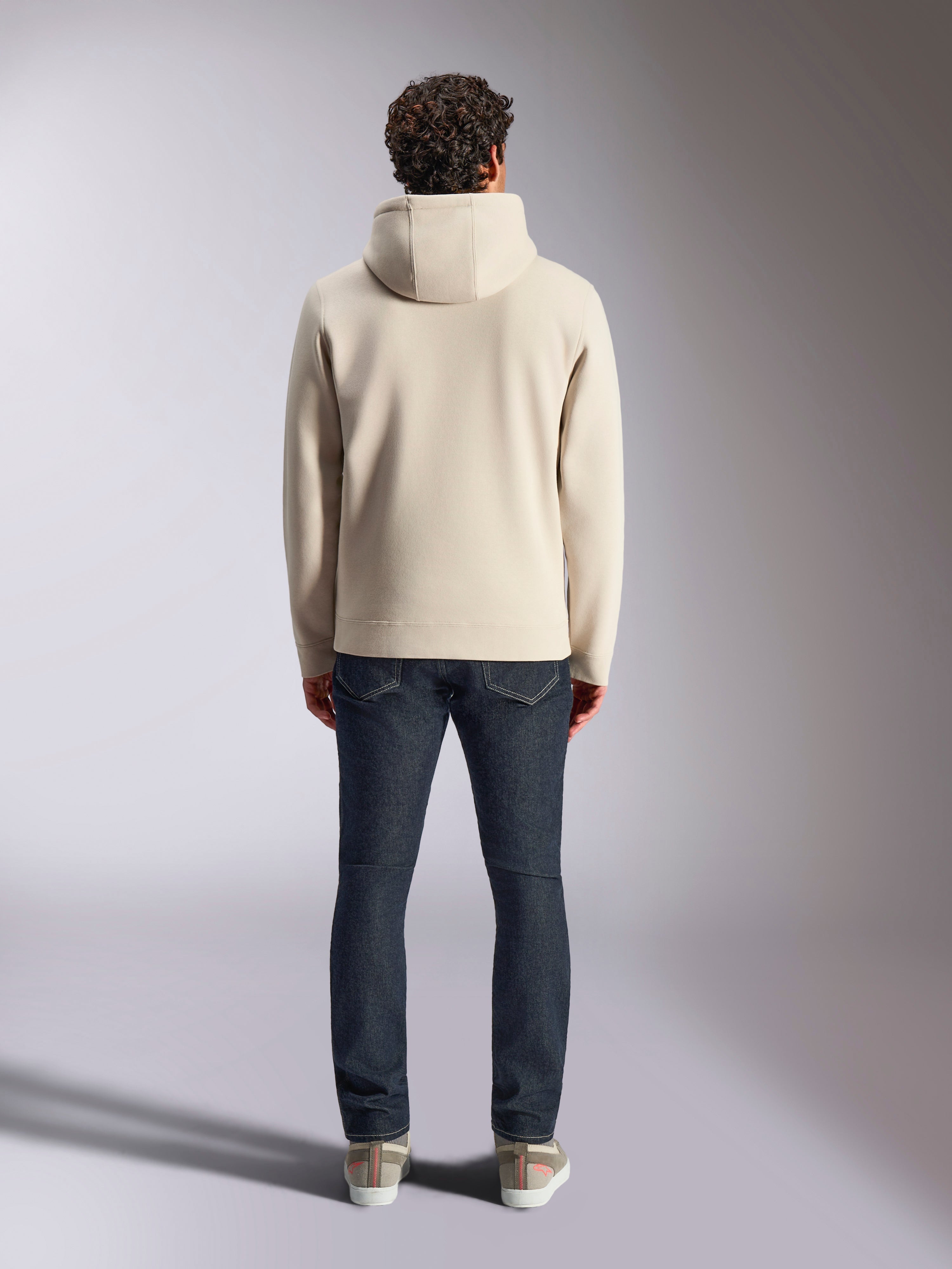 Alpinestars Pulse hættetrøje, afslappet streetwear, Off White, set bagfra på model iført mørke denimjeans og sneakers, pullover-hættetrøje i fleece med ribkanter og -søm
