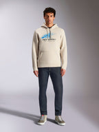 Alpinestars Pulse Hættetrøje, Off White, langærmet pullover med hætte og snøre, blå og sort Astars Combo Logo med speed line fade, stylet med mørke jeans og sneakers, afslappet motorsport-streetwear