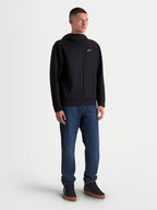 Alpinestars Cypher Hættetrøje, herre sportstøj lynlåshættetrøje i sort tri-blend fleece, mand iført sort trøje med høj hals, hvidt logo på brystet og mesh-foret hætte, afslappet hverdagstøj.