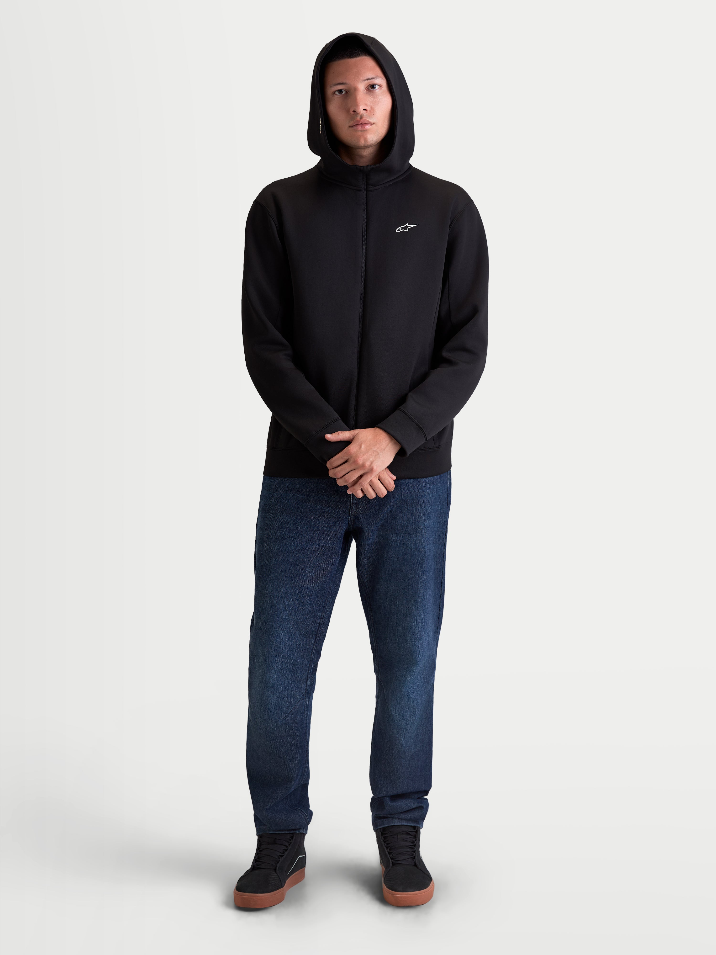 Alpinestars Cypher Hættetrøje, herresportstøj med fuld lynlås, sort, tri-blend dobbeltsidet fleece med høj mesh-foret hætte og et lille hvidt Astars-logo på brystet, vist på en mandlig model til afslappet hverdagsbrug.