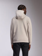 Alpinestars Cypher Hoodie, afslappet sportstøj, Cement-grå, set bagfra på model, hætte med høj hals, dobbeltsidet fleece-materiale, minimalt Alpinestars-logo nederst på ryggen, kombineret med sorte bukser