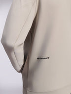 Alpinestars Cypher Hoodie, hættetrøje med lynlås i dobbeltsidet fleece, Cementgrå, nærbillede af lille sort Alpinestars-ordlogo nederst på ryggen, detalje af lomme i sømmen og glat tekstur i stoffet