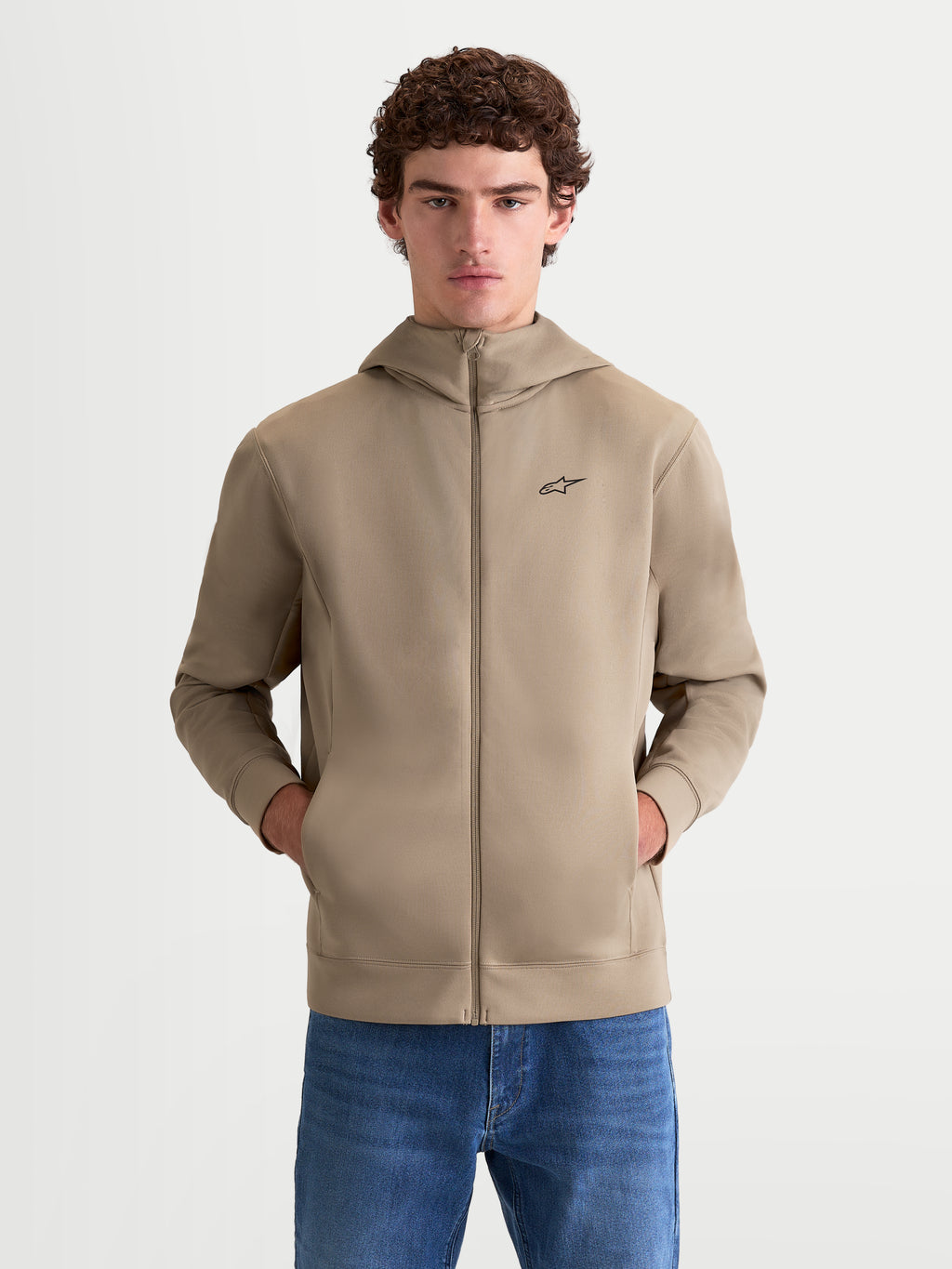 Alpinestars Cypher hættetrøje, motorsport-inspireret herrehættetrøje med gennemgående lynlås, beige, højhalset hætte, lommer i sidesømmene og sort Alpinestars-logo på brystet.