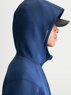 Alpinestars Cypher hættetrøje, motorsport-inspireret sportstøj, blå, unisex fleecehættetrøje med lynlås, højhalset hætte med mesh-for og Alpinestars-logo på siden, set fra siden på model.
